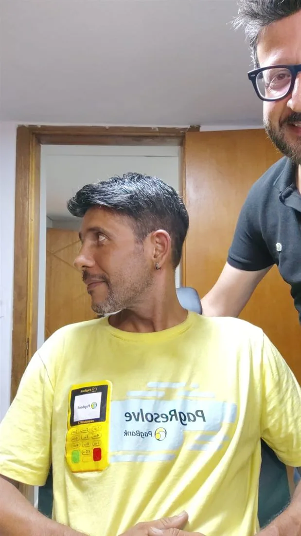 Cliente após o acabamento da prótese capilar na Reina