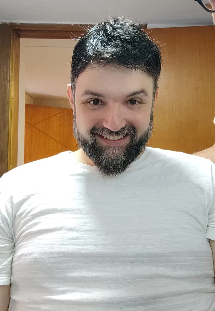 Cliente com prótese capilar, corte e barba harmonizados