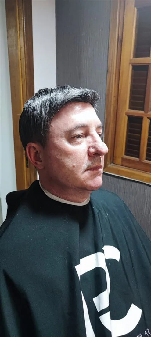 Prótese capilar grisalha com acabamento natural