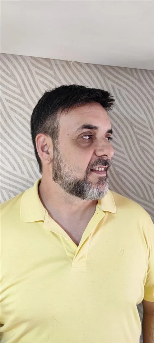 Cliente da Reina com prótese capilar em sua rotina social